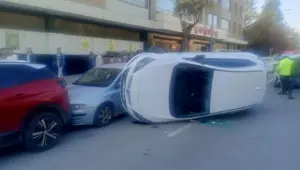 Kontrolden çıkan otomobil park halindeki araçlara çarptı