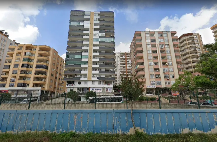 Adana'da 13 katlı binanın yarısı yıkıldı, yarısı ayakta kaldı 4