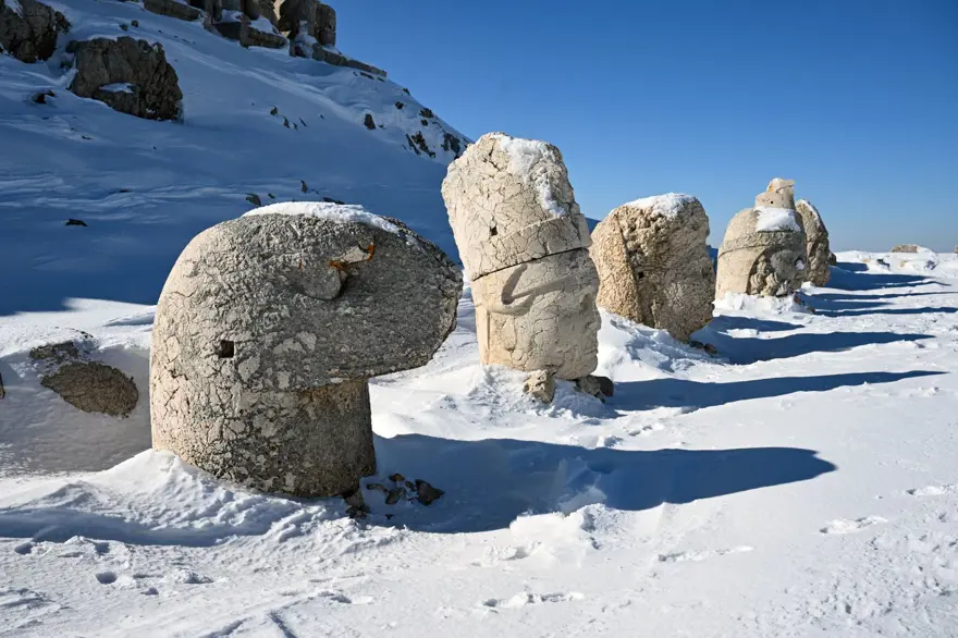 Nemrut Dağı'ndan eşsiz görüntüler: Dev heykeller karlar altında kaldı 19