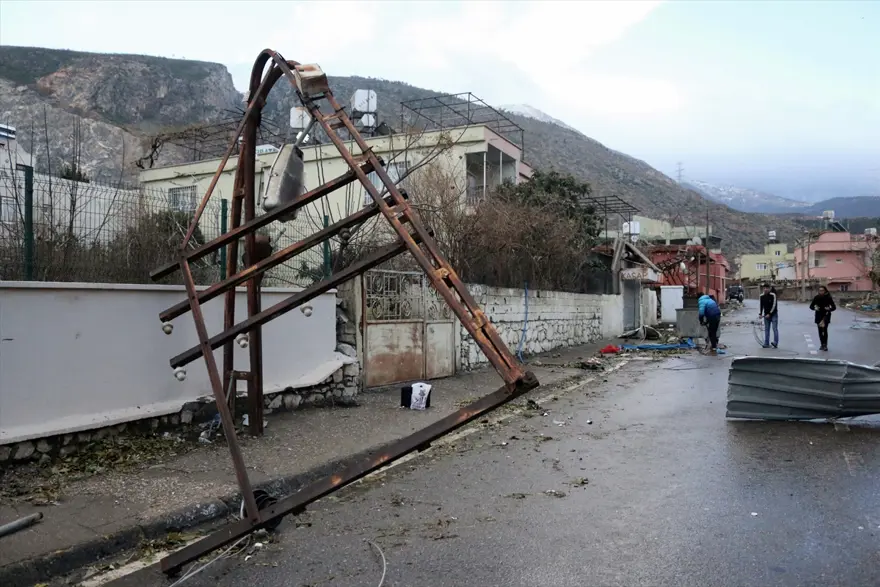 Fırtına nedeniyle 2 TIR devrildi 6