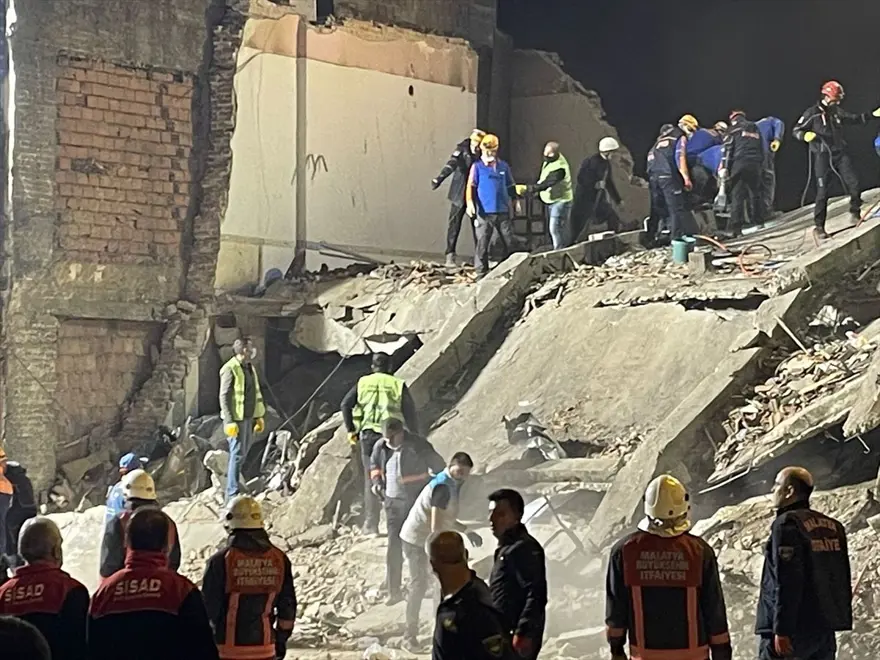 Malatya'da iki katlı bina çöktü: Olay yerinden fotoğraflar 36