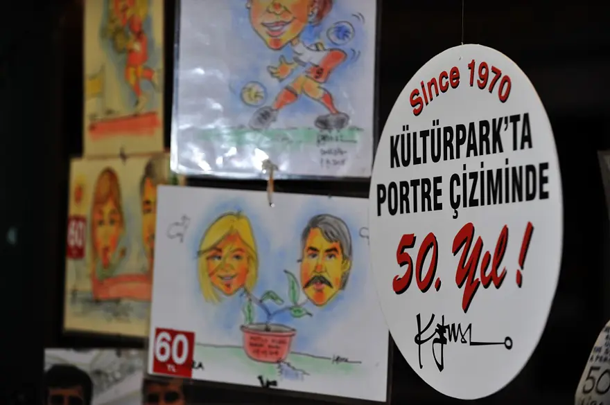 50 yıldır aynı parkta resim çiziyor 8 50 yıldır aynı parkta resim çiziyor 8