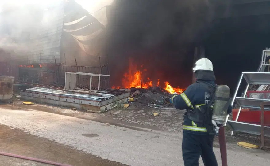 Aksaray'da kereste deposunda yangın: Alevler hurda deposunu da sardı 5