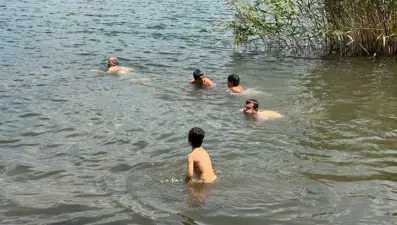 Sıcaktan kaçan 1700 rakımlı gölde serinliyor: Doğal bir havuz gibi