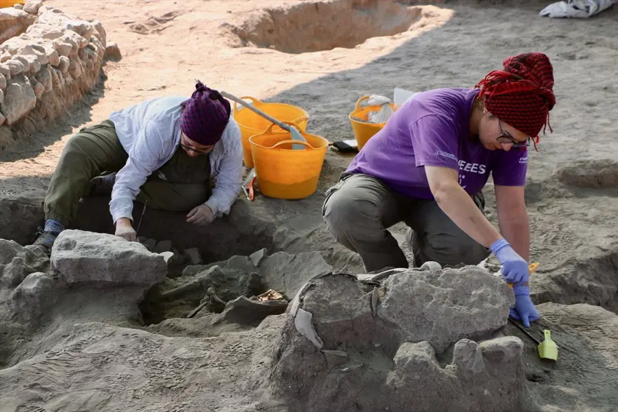 Eskişehir Küllüoba Höyüğü'nde 5 bin yıllık küp mezarlarda çocuk iskeletleri bulundu 2