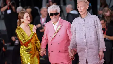 Pedro Almodovar'ın yeni filmi 17 dakika boyunca ayakta alkışlandı
