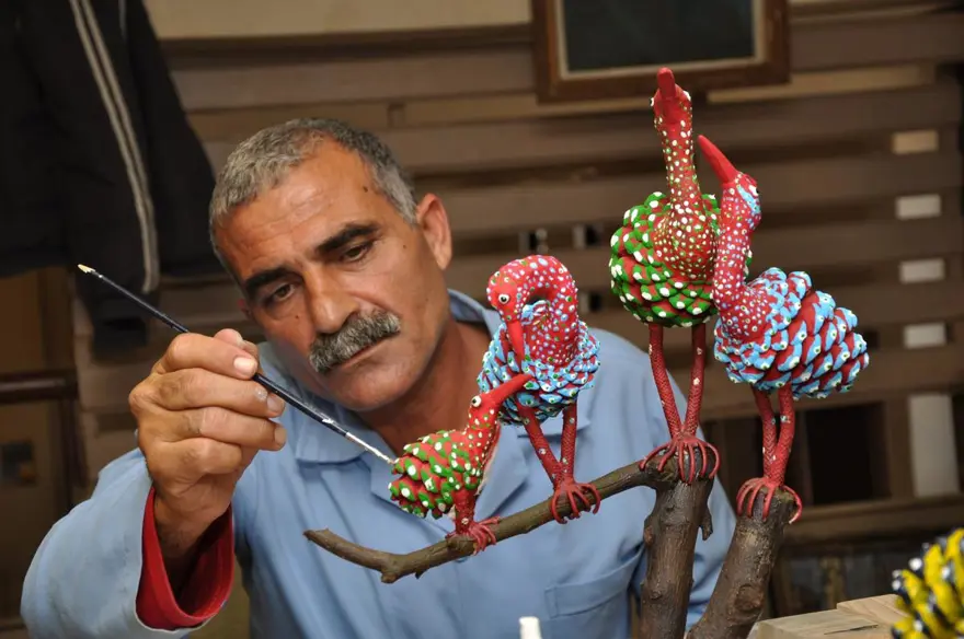 Kozalaklardan sanat eserine 4