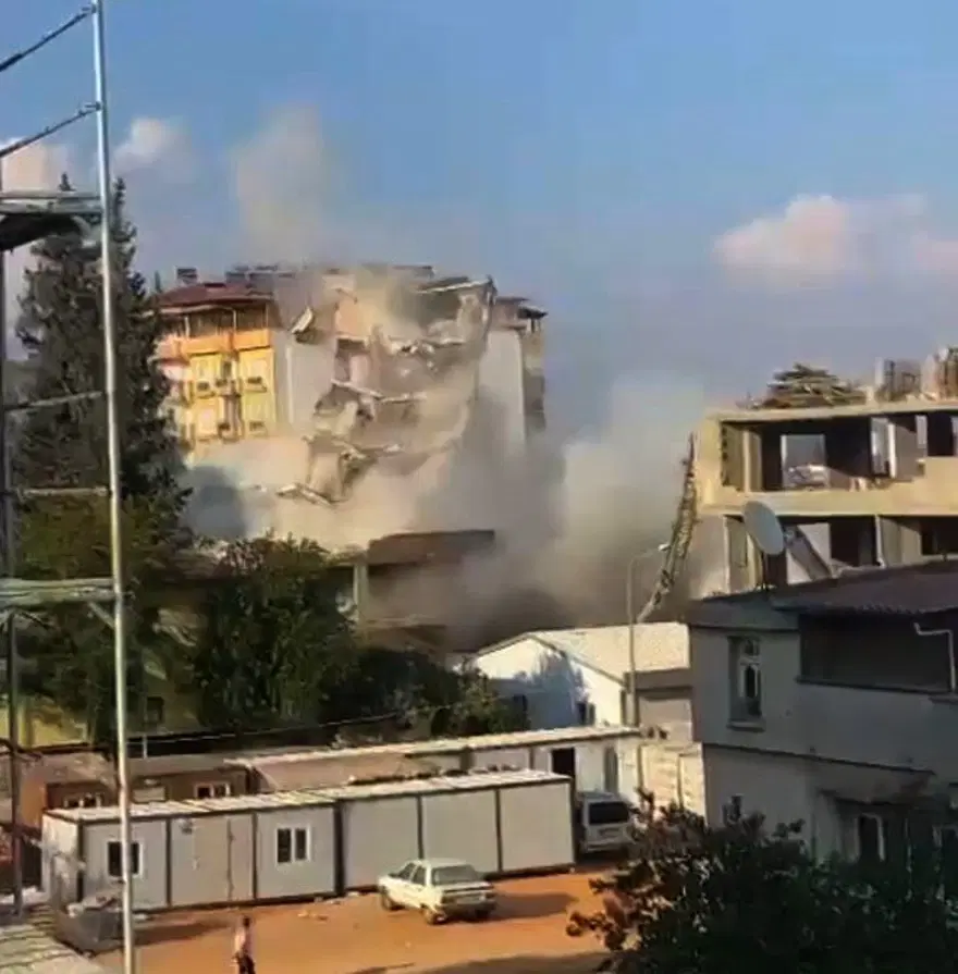 6 katlı bina yıkım sırasında çöktü 