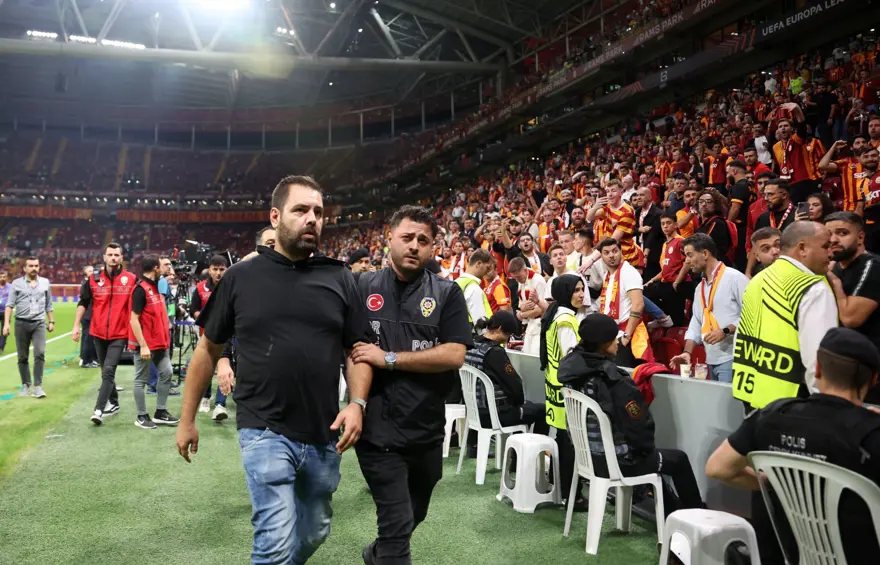 Tribünde sinirler gerildi: PAOK taraftarı stadyumdan çıkarıldı 