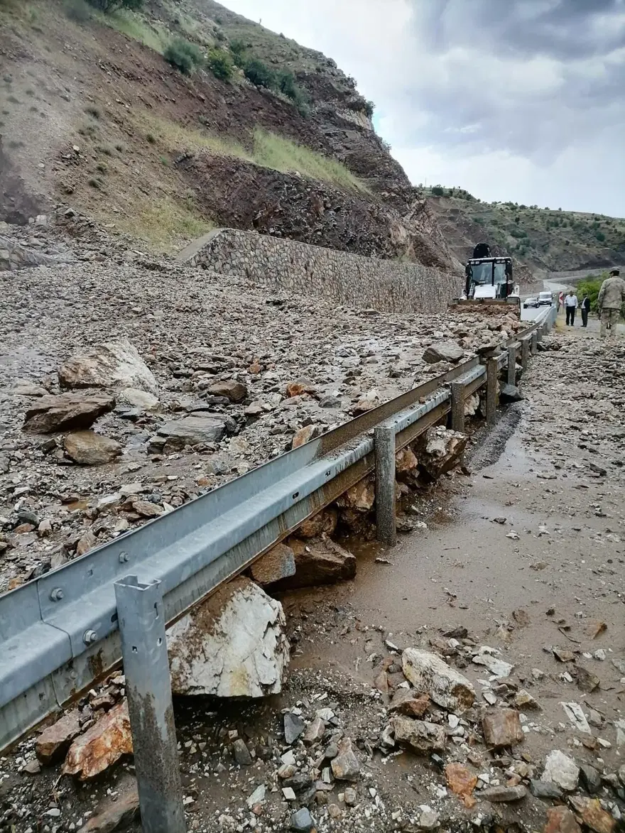 Pervari-Hizan kara yolunda heyelan: Yol ulaşıma kapandı 5