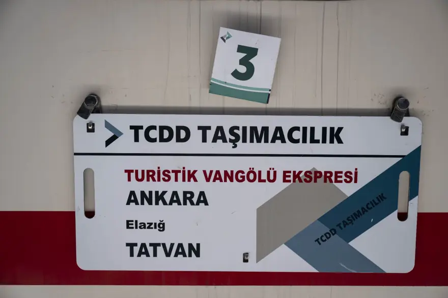 Turistik Tatvan Treni törenle ilk seferine başladı 