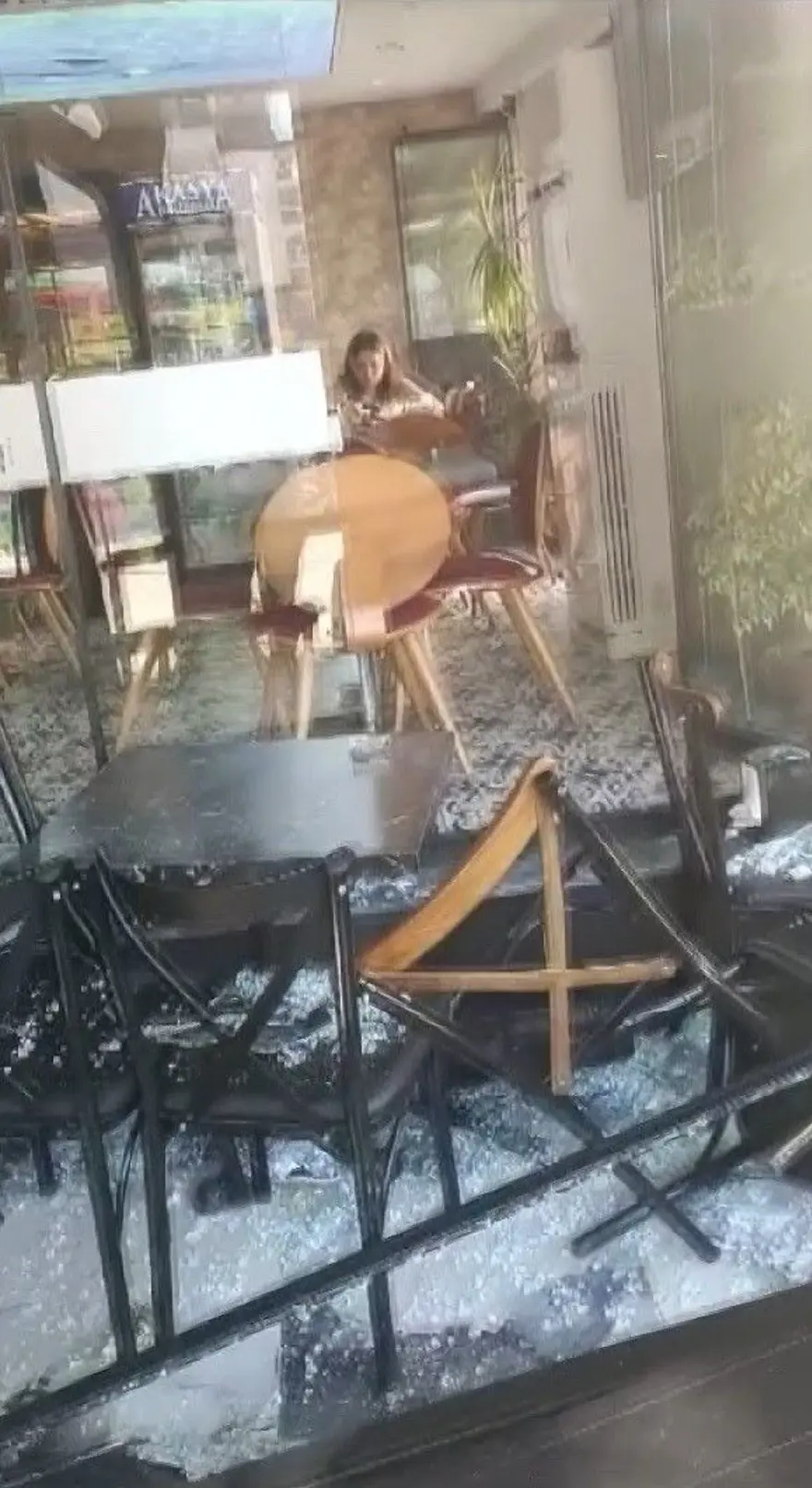 Bursa'da otomobil kafeye daldı: Facianın eşiğinden dönüldü 3