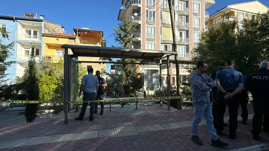 Durakta bekleyen kadına kurşun yağmuru 5 Durakta bekleyen kadına kurşun yağmuru 5