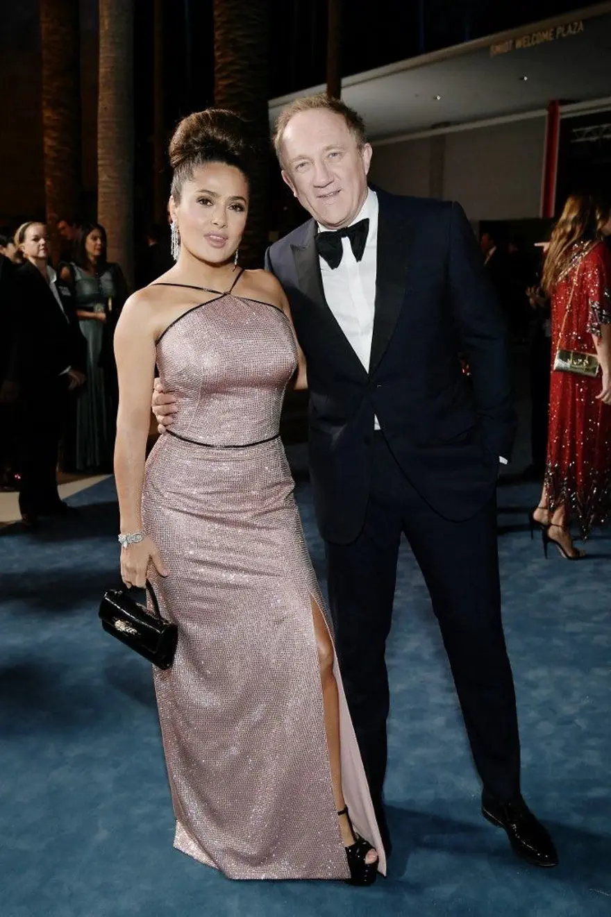 Salma Hayek: Menopozla birliktegöğüslerim büyüdü 6 Salma Hayek: Menopozla birliktegöğüslerim büyüdü 6