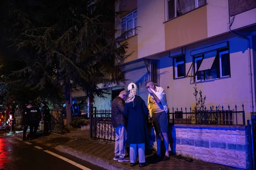 Kadıköy'de yangın paniği: 20 kişi dumandan etkilendi 3 Kadıköy'de yangın paniği: 20 kişi dumandan etkilendi 3