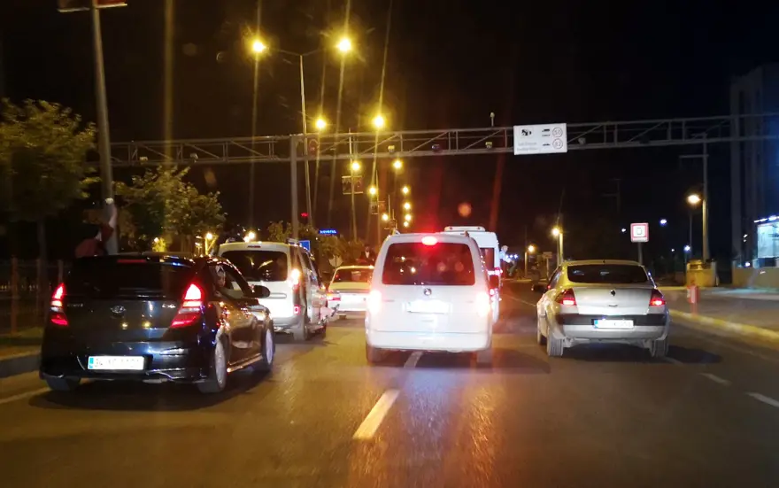 Yasağa rağmen düğün konvoyu yapıp, trafiği birbirine kattılar 5 Yasağa rağmen düğün konvoyu yapıp, trafiği birbirine kattılar 5