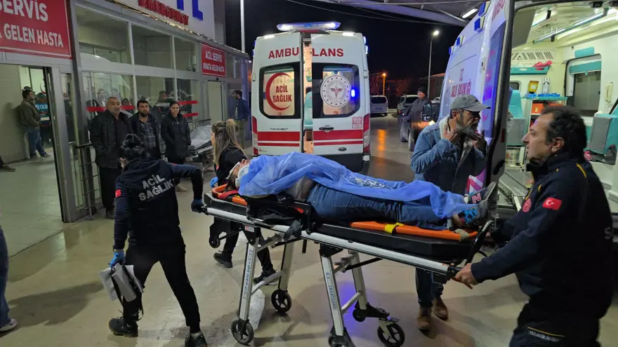 Adana’da feci kaza: Karı-koca otomobilde sıkıştı 2