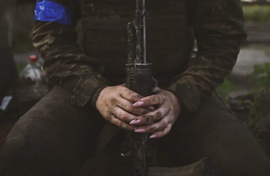 Ukraynalı kadınlar cephede görev almak için hazırlık yapıyor 23 Ukraynalı kadınlar cephede görev almak için hazırlık yapıyor 23