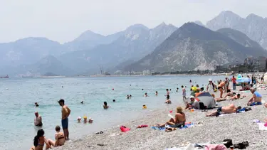 Sıcaktan bunalanlar Konyaaltı'na koştu
