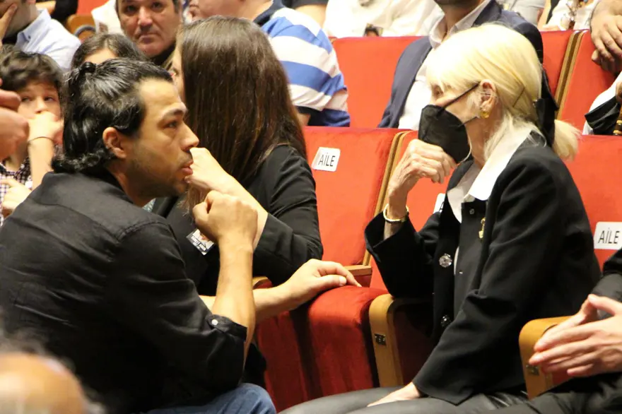 Cüneyt Arkın'ı binlerce kişi gözyaşlarıyla uğurladı 20 Cüneyt Arkın'ı binlerce kişi gözyaşlarıyla uğurladı 20