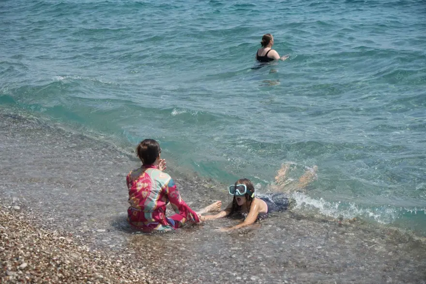 Antalya'da nem yüzde 80'i buldu! Sahiller dolup taştı 2