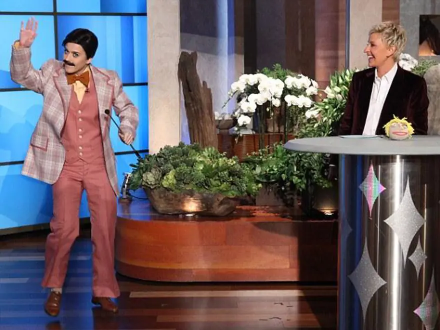 Erkek kostümüyle sahneye çıktı 1