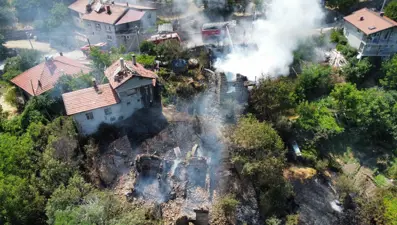 Antalya'da yangın: Alevler evlere sıçradı
