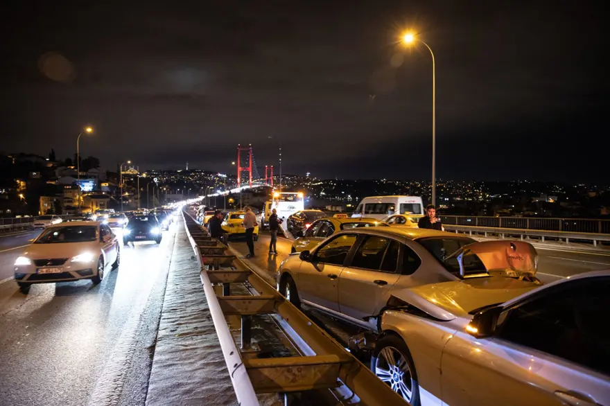 15 Temmuz Şehitler Köprüsü'nde zincirleme kaza: 7 araç birbirine girdi 
