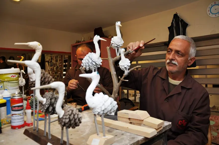 Kozalaklardan sanat eserine 1