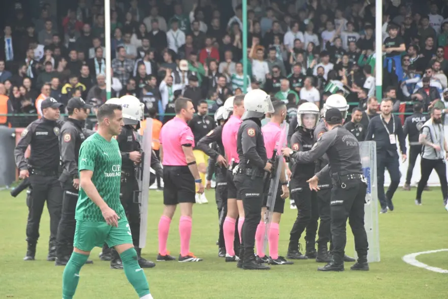 Bodrum FK-Eyüpspor maçında ortalık karıştı: Arda Turan'a yabancı madde atıldı, bir futbolcu hastaneye kaldırıldı 