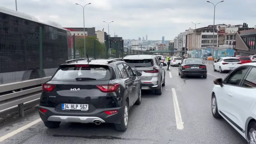 D-100'de 4 araç birbirine girdi: Yaralılar var 3 D-100'de 4 araç birbirine girdi: Yaralılar var 3