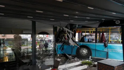 Antalya'da halk otobüsü kafeye daldı: Yaralılar var