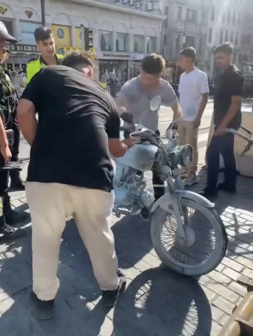 Muayenesini yaptıramadığı motosikleti trafikten men edildi: Sinirlenip ateşe verdi 