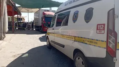 Hareket halindeki kamyona binmek isterken canından oldu