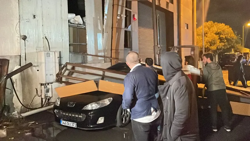 İŞ YERİNİN DIŞ CEPHE KAPLAMASI OTOMOBİLİN ÜZERİNE DEVRİLDİ 10