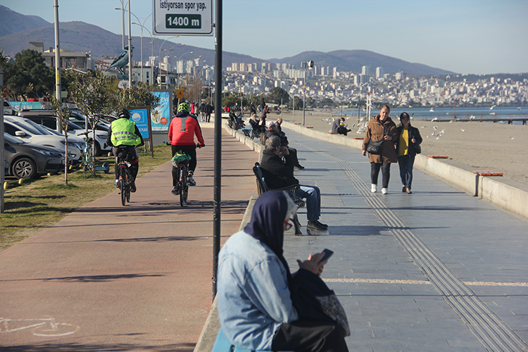 Aracıyla yürüyüş yoluna girdi, ehliyetinden oldu