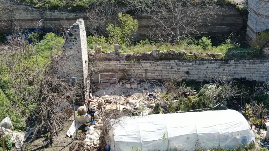 Fatih'te çöken tarihi surlar havadan görüntülendi 