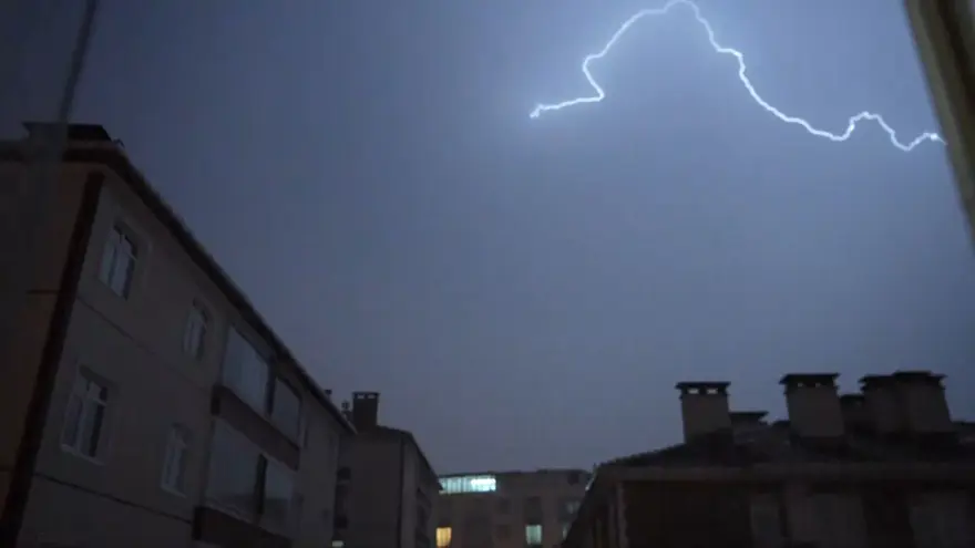 Samsun’da şimşek ve yıldırımlar gökyüzünü aydınlattı 4