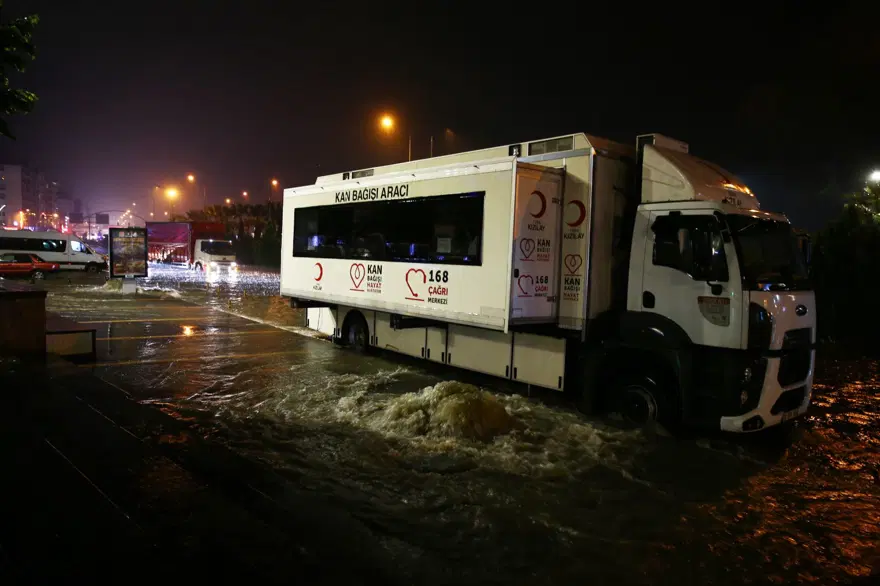 Kuvvetli sağanak birçok ilde hayatı felç etti: Sele kapılan 3 kişi hayatını kaybetti, 1 bebek kayıp 20