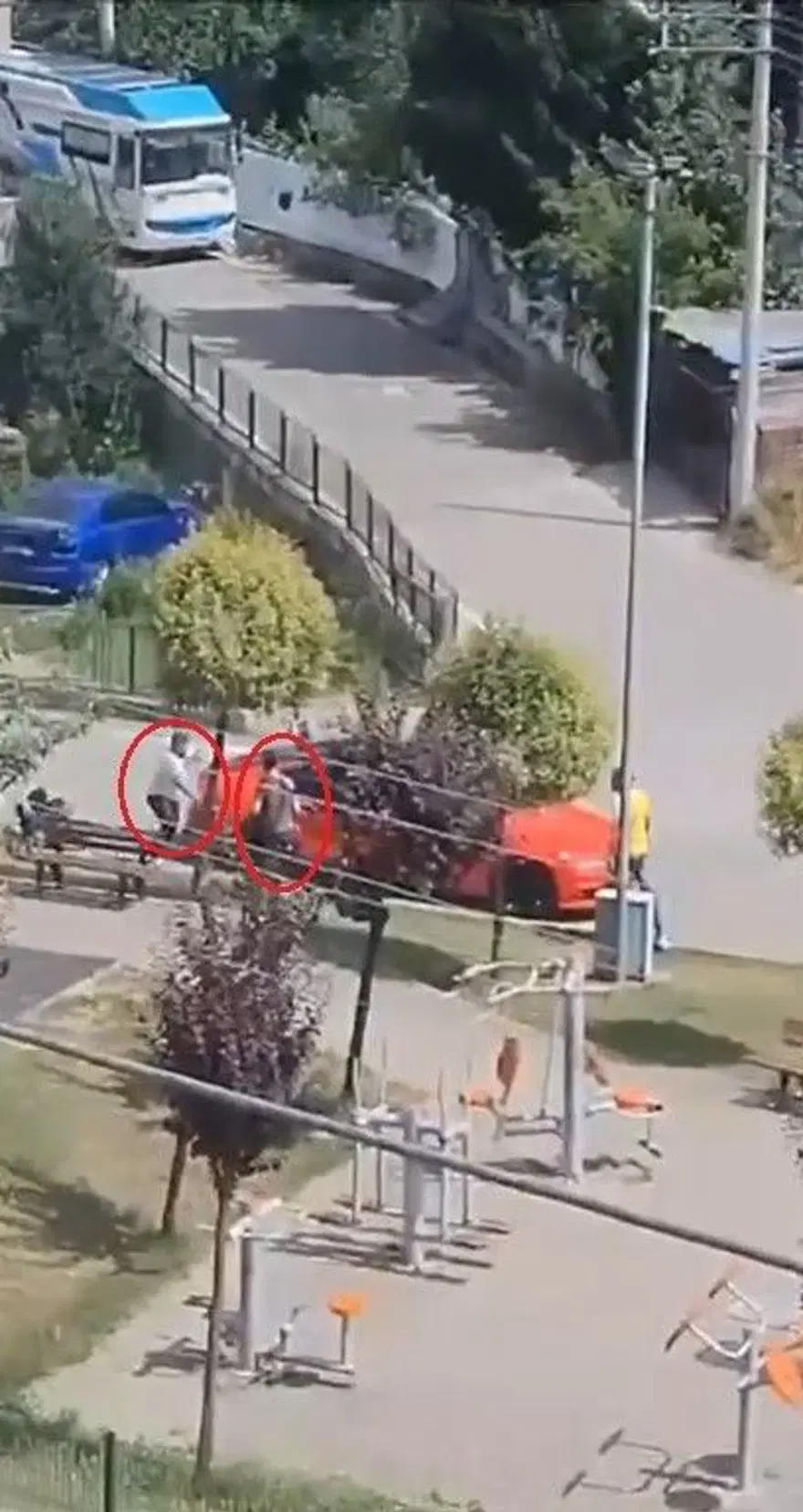 Çocuk parkındaki kavga büyüdü, silahlar çekildi 4