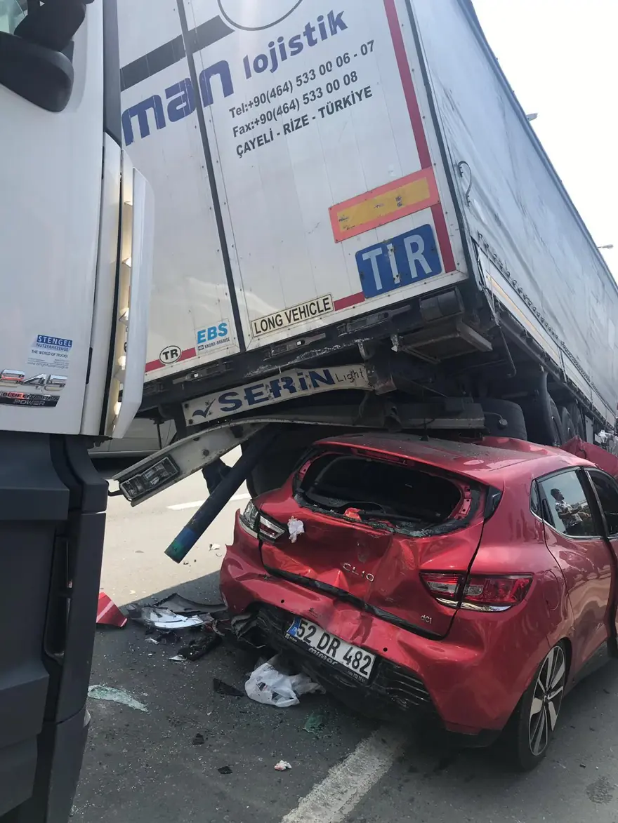 Trabzon'da otomobil TIR'ın altına girdi: 3 yaralı 3