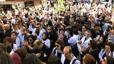 Doktorlar "Sessiz-Siyah Çığlık Yürüyüşü" yaptı: Başımıza sıkılan kurşunlara alışmayacağız!