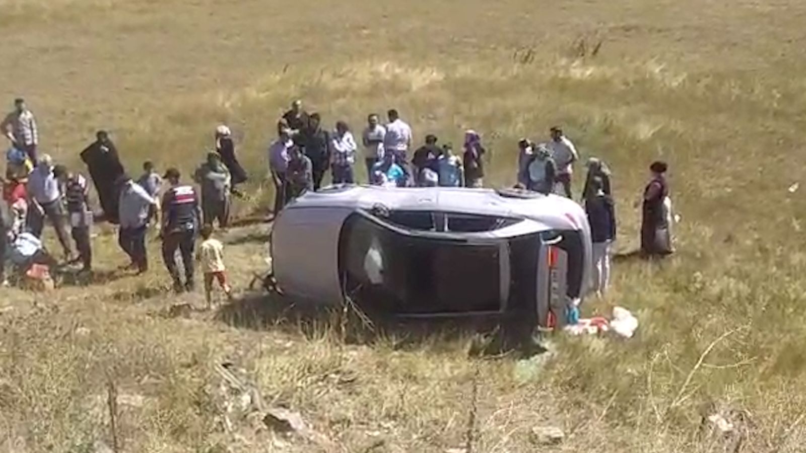Tokat'ta bir otomobil 50 metre yükseklikten tarlaya devrildi