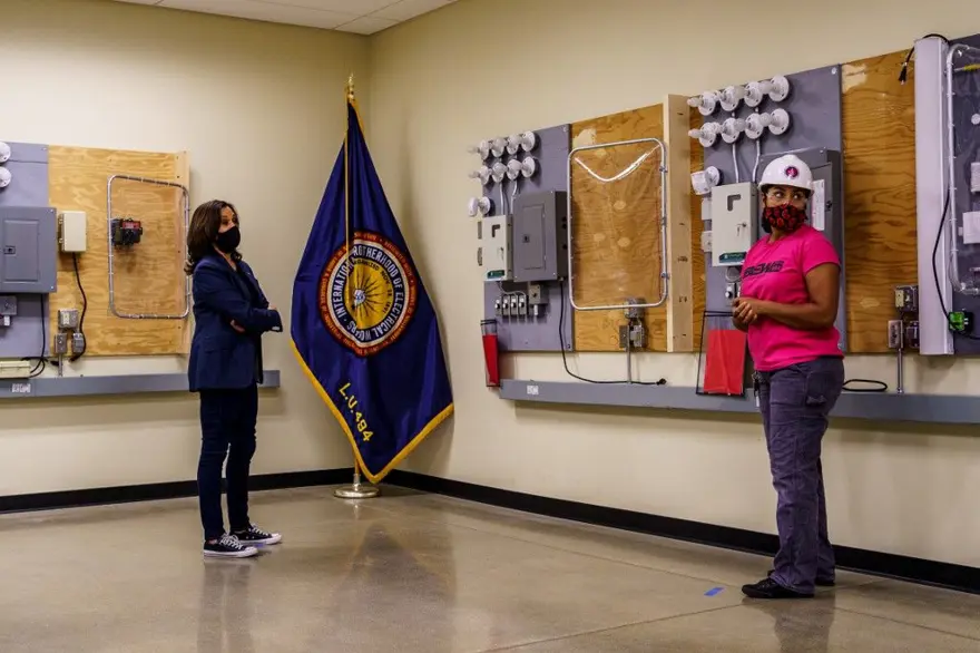 Kamala Harris ayakkabı tercihiyle gündemde 3