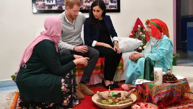 Elleri kınalı Meghan Markle