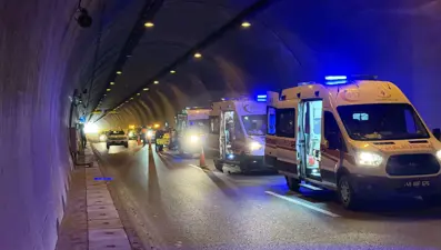 Tünelde iki otomobil çarpıştı: Yaralılar var