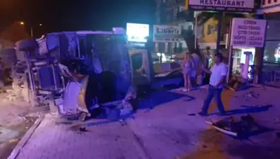Kuşadası'nda tur midibüsü devrildi: Yaralılar var