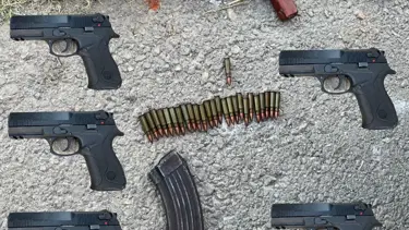 Polisten kaçan şüphelilerin aracından cephanelik çıktı