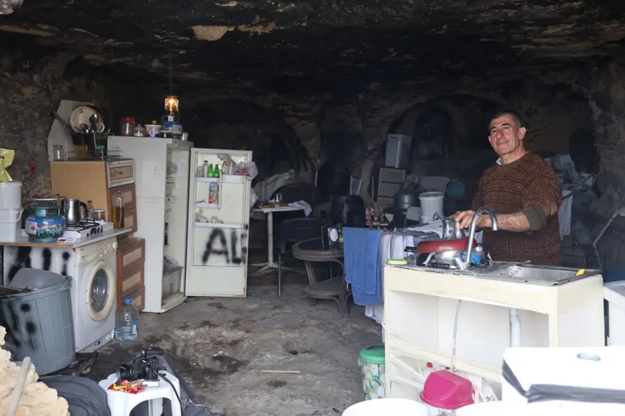 55 yaşındaki adam 2 yıldır mağarada yaşıyor: "3 ay önce yatağımda yılan vardı" 7