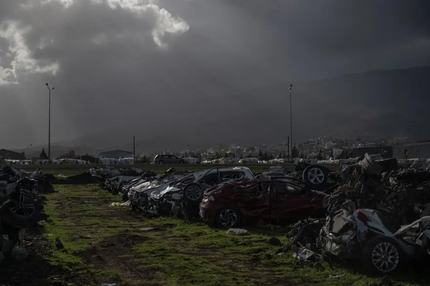 "Araba mezarlığı" felaketin boyutunu gözler önüne seriyor 9